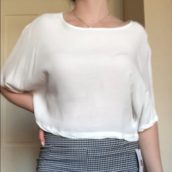 🤍cute flowy top🤍 - Picture 3 of 3